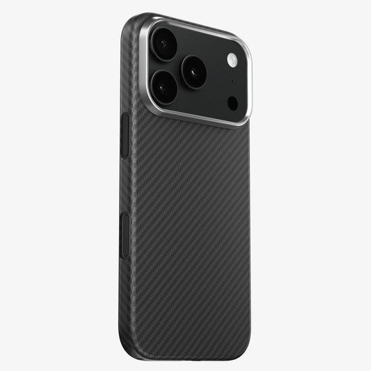 Coque CARBON en fibre de carbone pour iPhone 18 Pro et Pro Max, vue arrière sur un téléphone noir