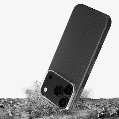 Coque CARBON en fibre de carbone pour iPhone 18 Pro et Pro Max, illustration d’une chute sur un sol rocheux