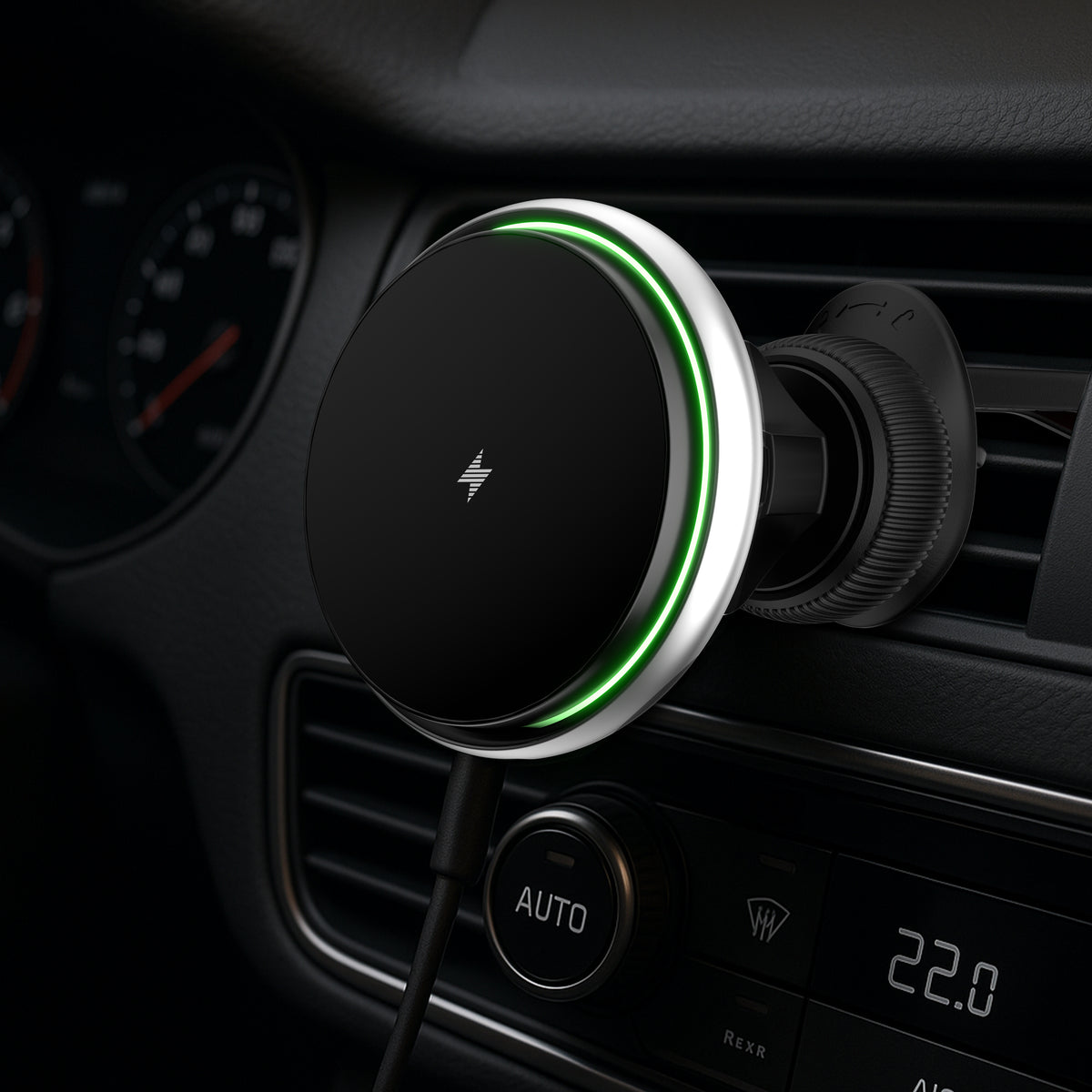 Chargeur voiture iPhone MagSafe 15 W fixé sur une grille de ventilation – vue cockpit