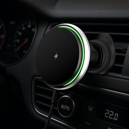 Chargeur voiture iPhone MagSafe 15 W fixé sur une grille de ventilation – vue cockpit