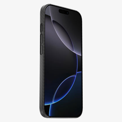 iPhone 17 Pro dans la coque CARBON, vue de face : tranche en fibre de carbone et écran entièrement dégagé