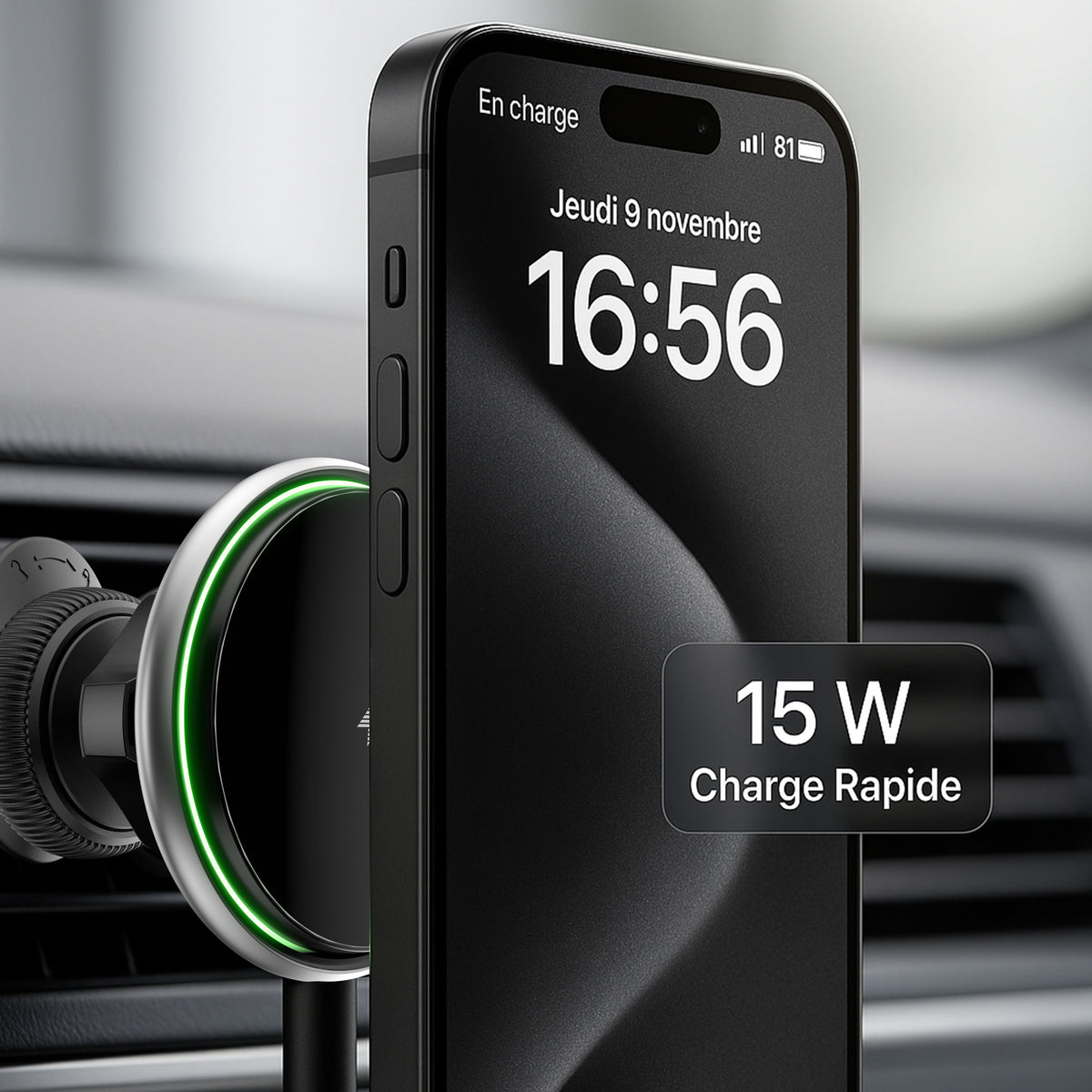 Chargeur voiture MagSafe 15 W fixé sur grille d’aération avec iPhone et anneau LED vert actif
