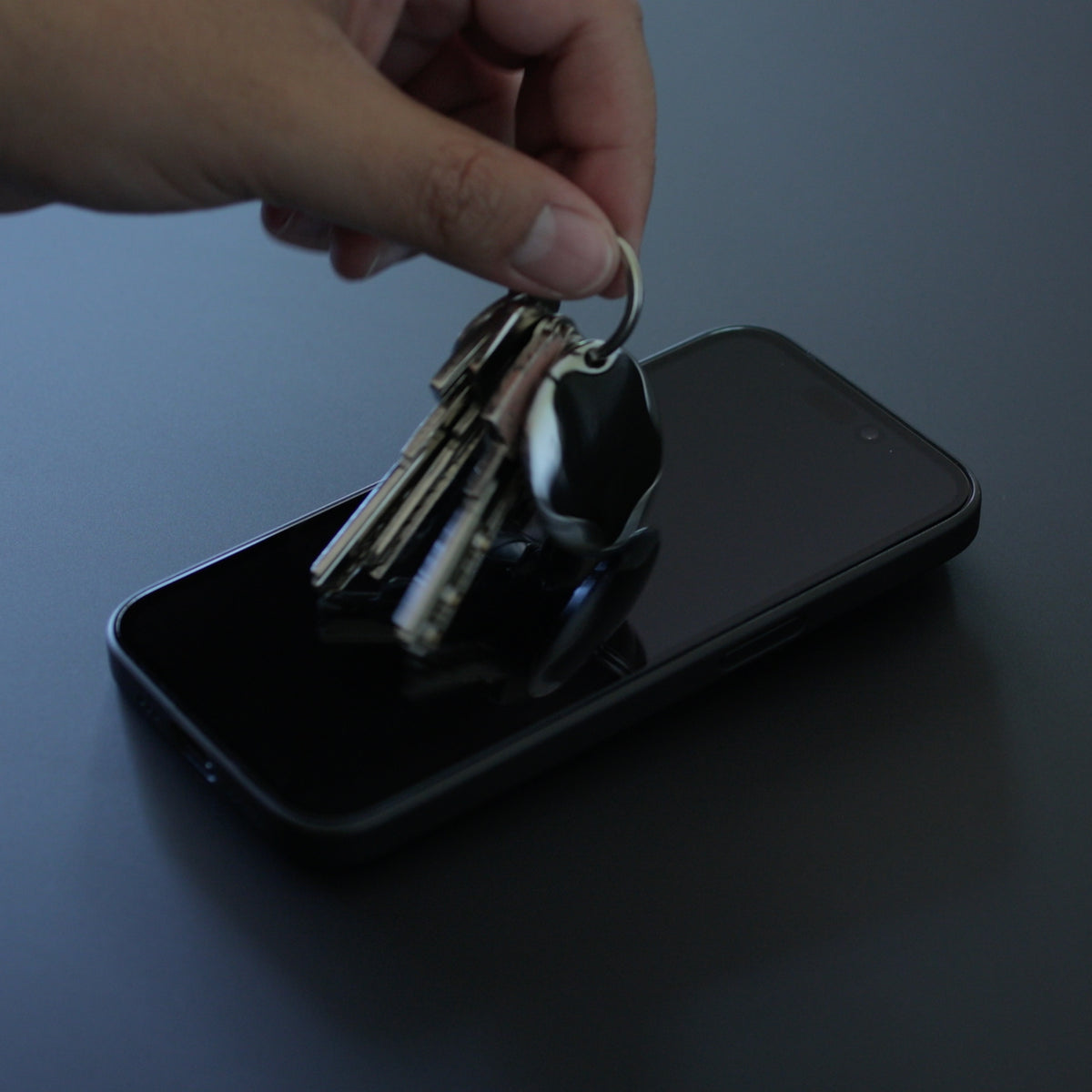 Verre trempé 3D pour iPhone avec technologie de placage sous vide, illustrant la durabilité accrue.
