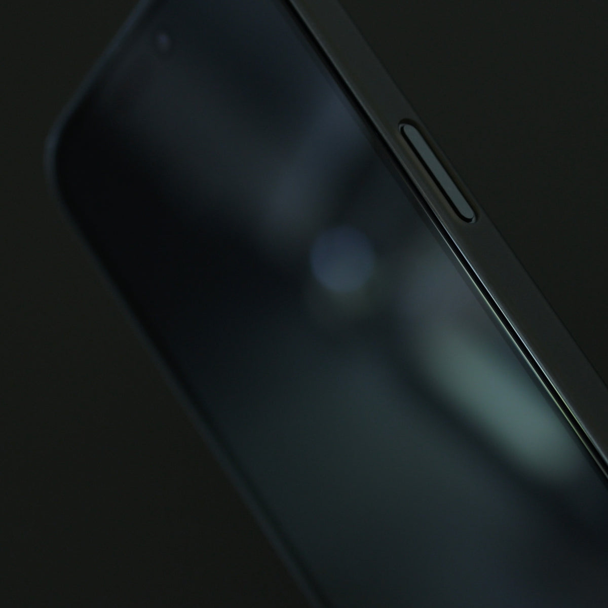 Verre trempé 3D anti-bactérien pour iPhone, présentant un écran toujours propre.