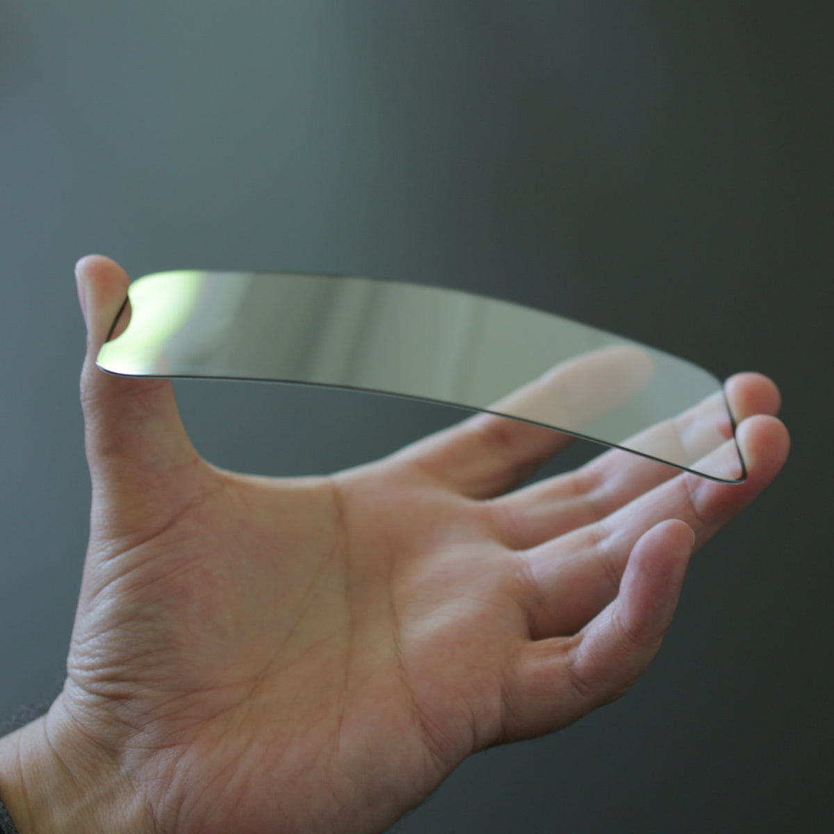 Feuille de verre trempé légèrement incurvée tenue entre deux mains